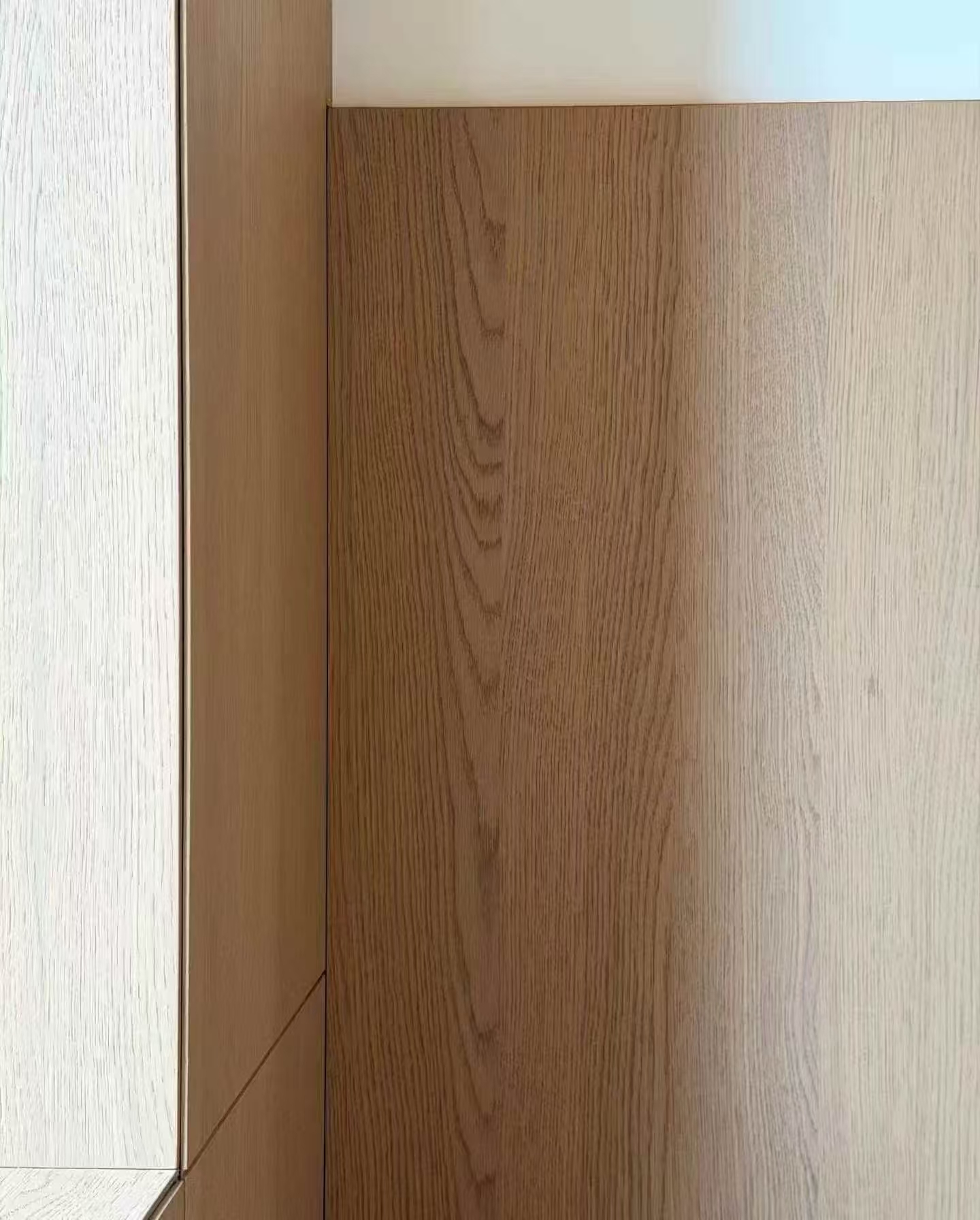 Vertical mitred edge on a woodgrain wall panel